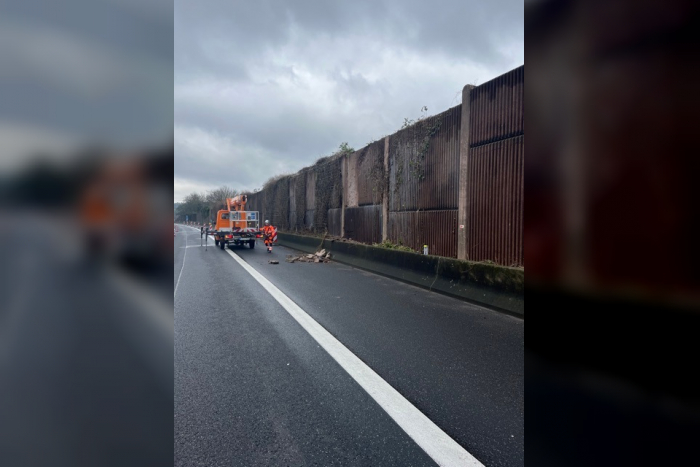 Langenselbold: Autobahnsperrung nach Lärmschutzwand-Unfall