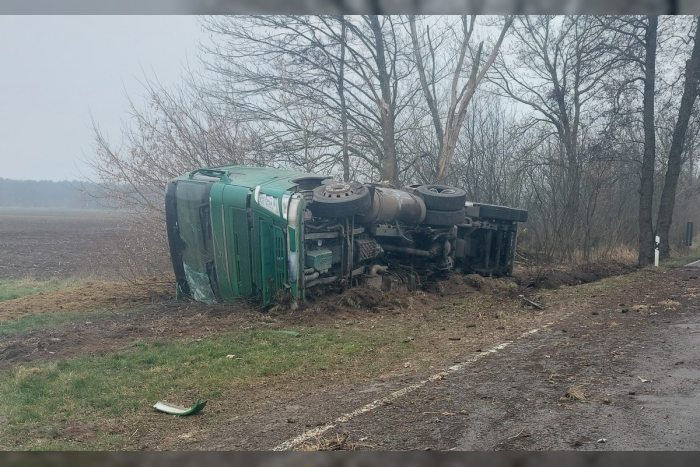 Parchim: Lastwagen prallt gegen Baum, Unfall auf K 32 verursacht 160.000EUR Schaden