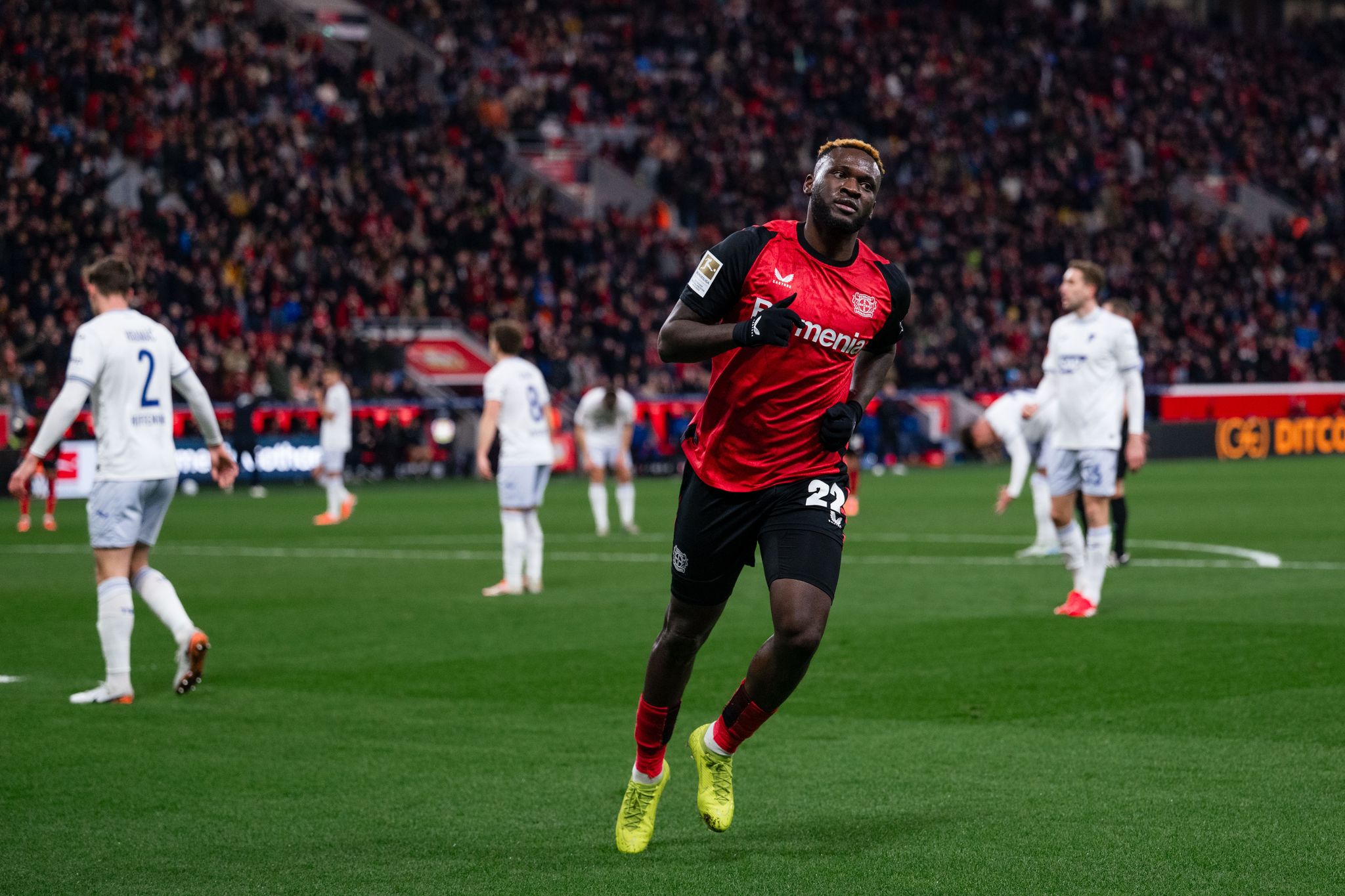 Boniface trifft nach geplatztem Wechsel bei Leverkusen-Sieg