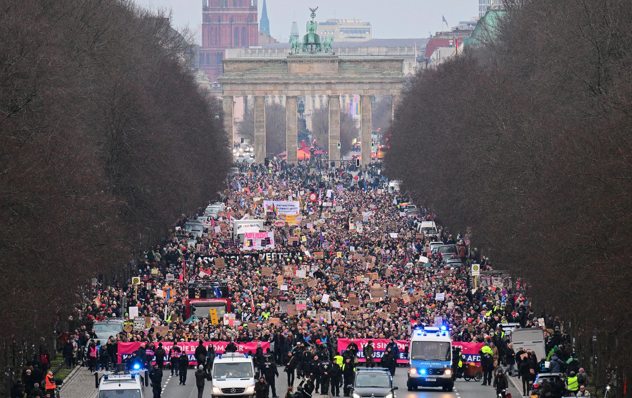 Protest gegen Union und AfD: Tausende auf den Straßen