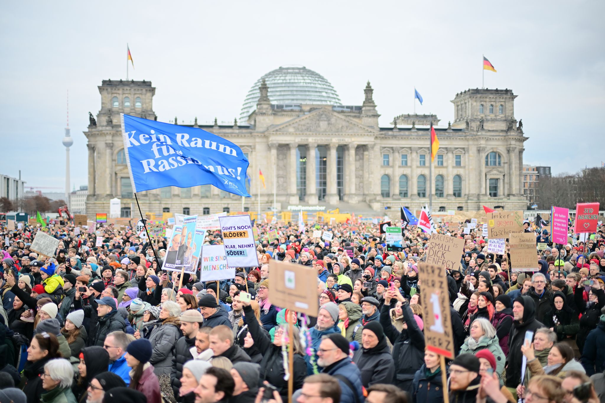 Debatte um Migration und AfD beeinflusst Umfragen nicht, minimaler Anstieg für Union