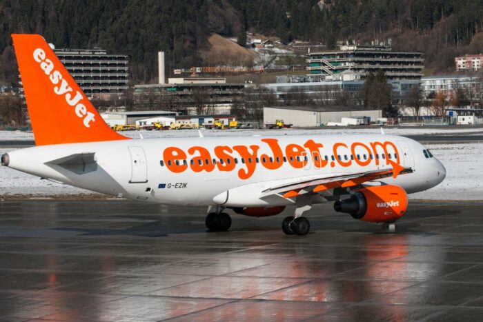 Schockmoment im Cockpit: easyJet-Pilot kollabiert – Notlandung in Athen!