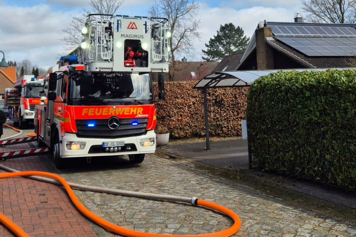 Feuerwehr Norderstedt bekämpft Kellerbrand im Rubensweg