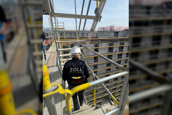 Frankfurt am Main: Sechs Arbeitnehmer auf Abbruchgebäude festgenommen