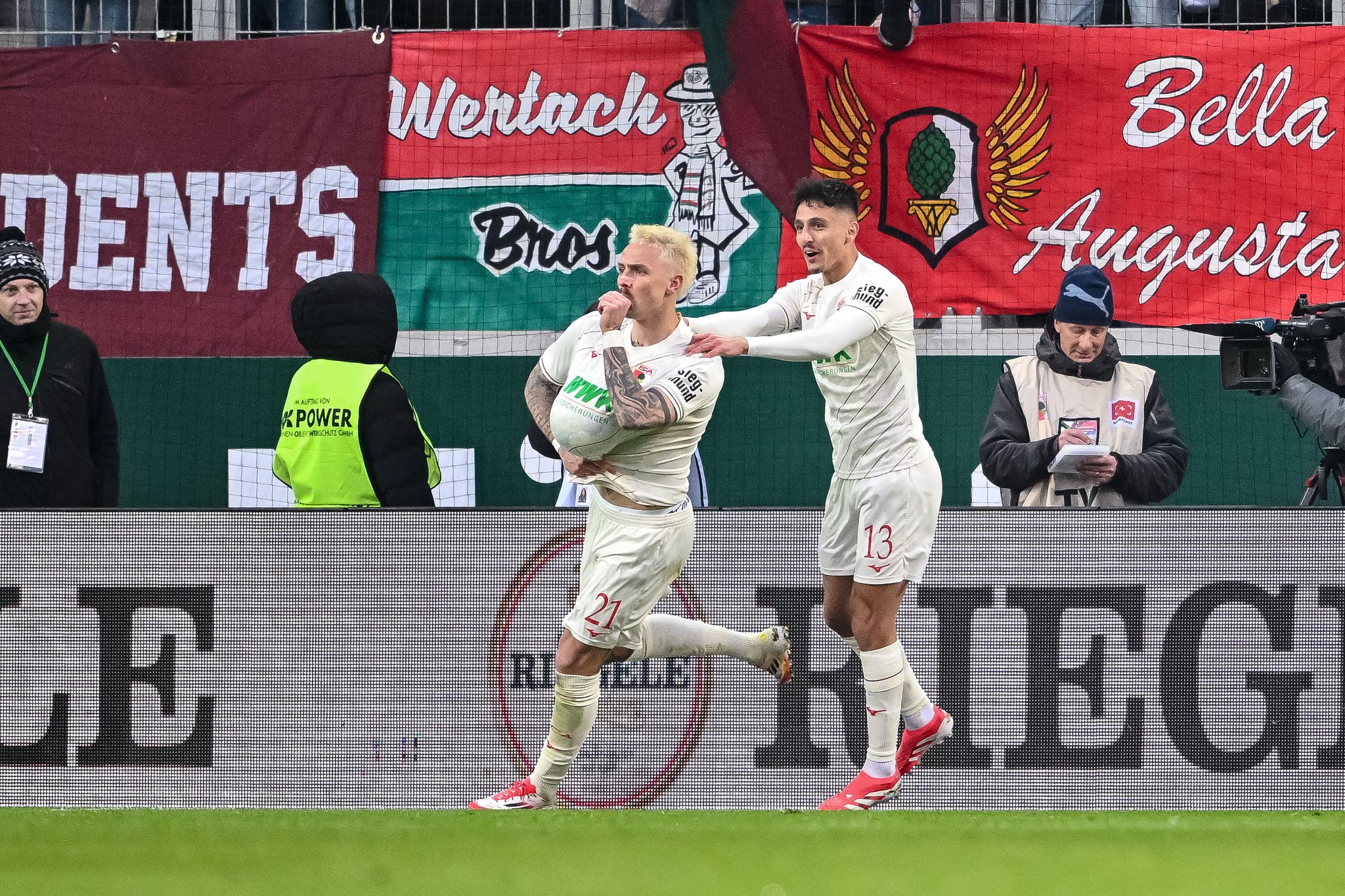 FC Augsburg besiegt VfL Wolfsburg und rückt an Europapokal-Ränge heran