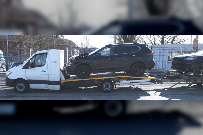 Gebrochener Rahmen: Polizei legt Lkw still