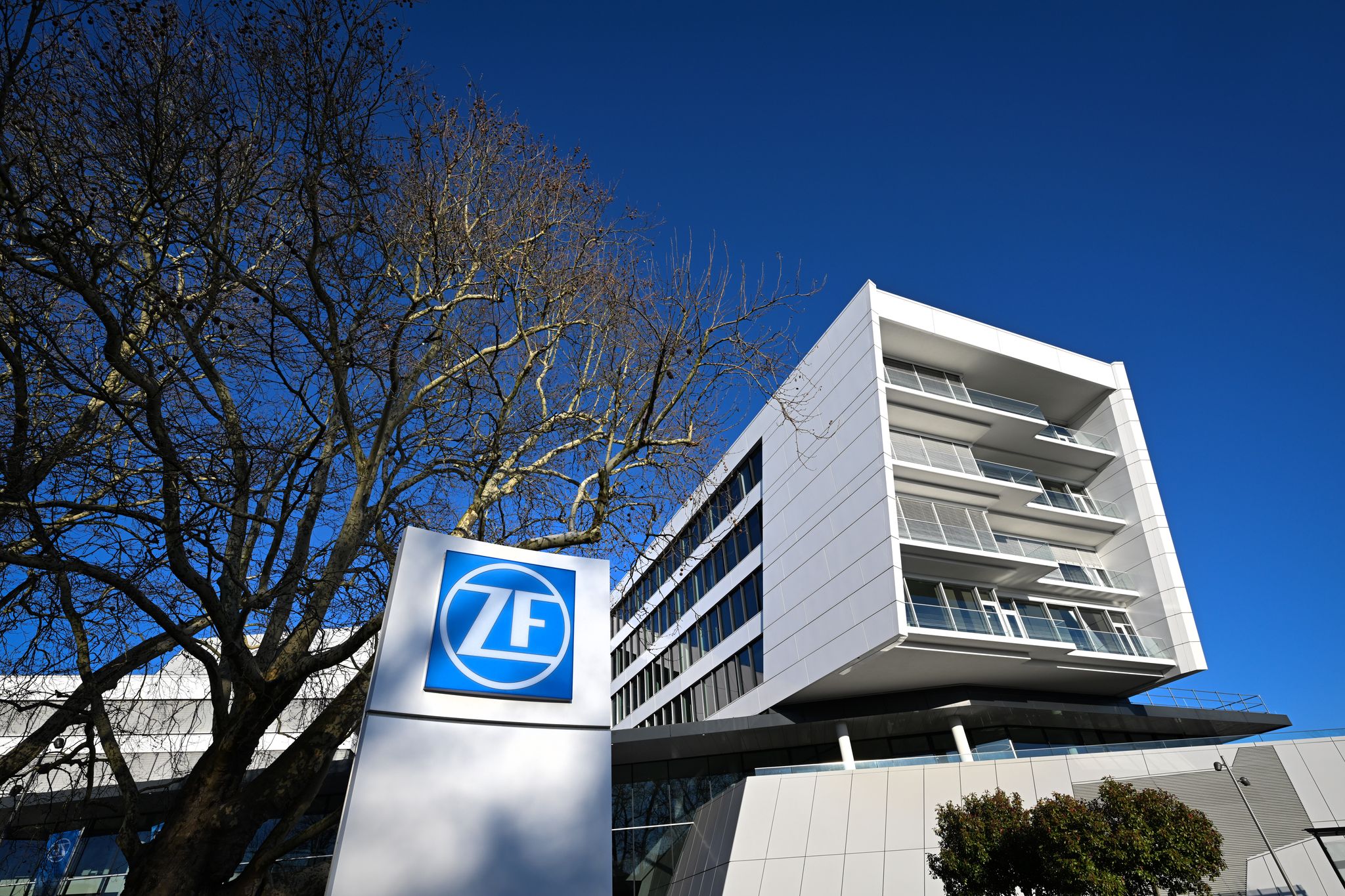 ZF schreibt 2024 tiefrote Zahlen, plant Stellenabbau