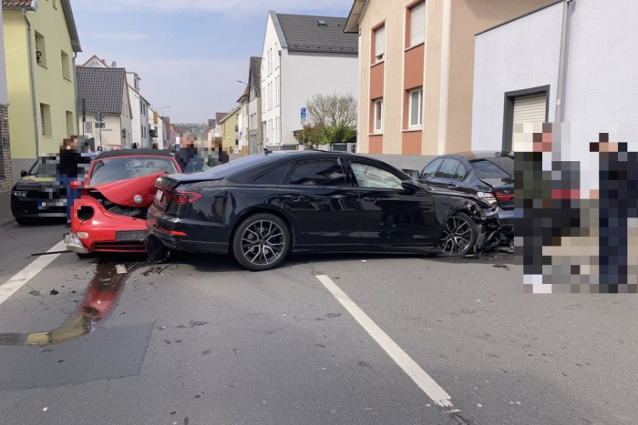 Dietzenbach: Verkehrsunfall mit fünf Autos, hoher Schaden