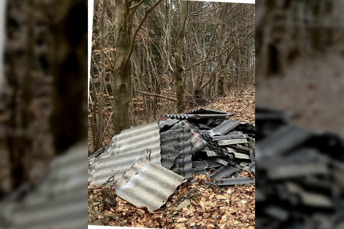 Weidenhausen: Eternitplatten am Waldweg
