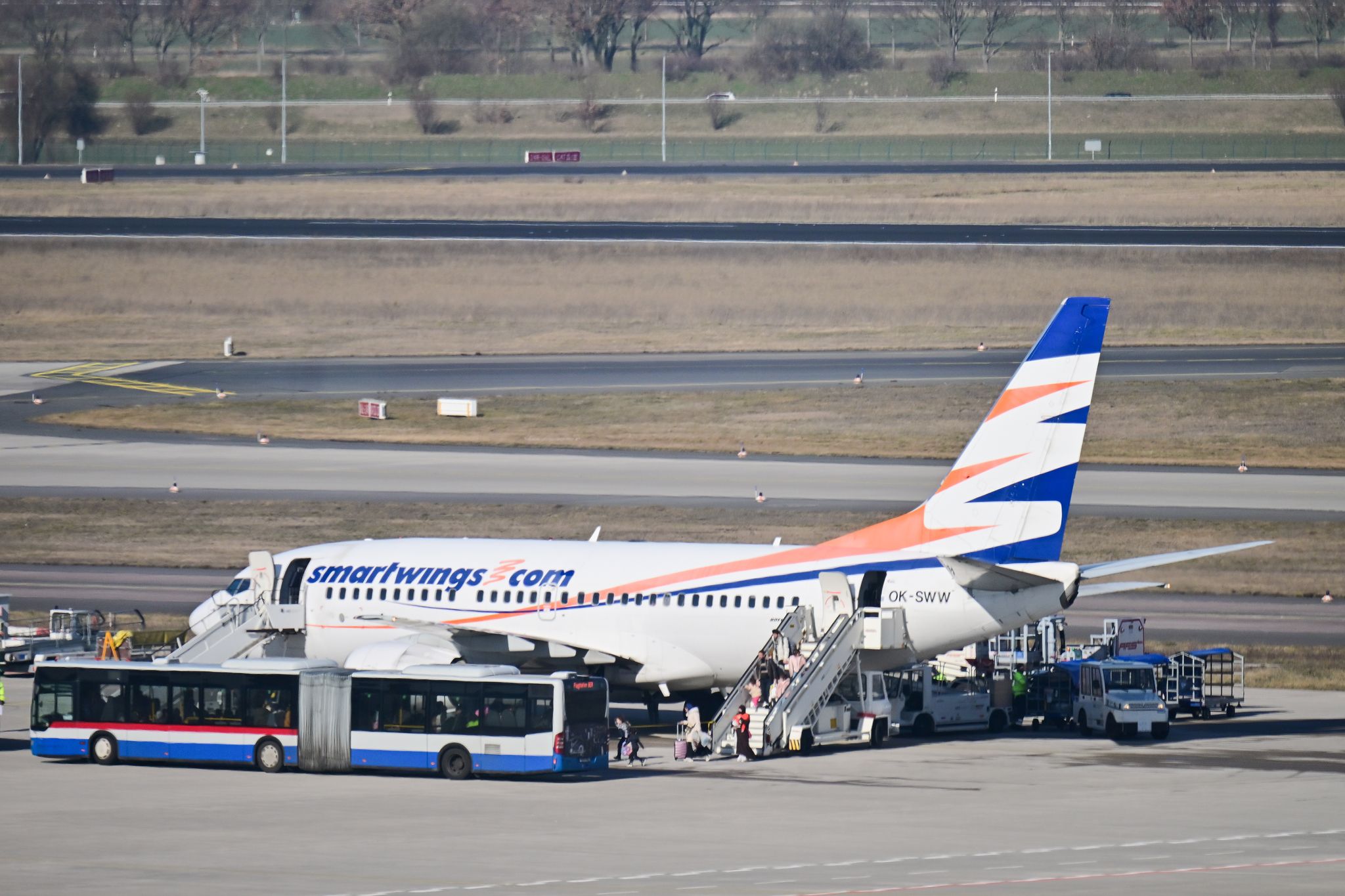 Charterflugzeug bringt Afghanen nach Berlin