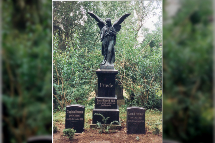 Diebstahl einer Bronze-Engelsskulptur von Rostocker Friedhof