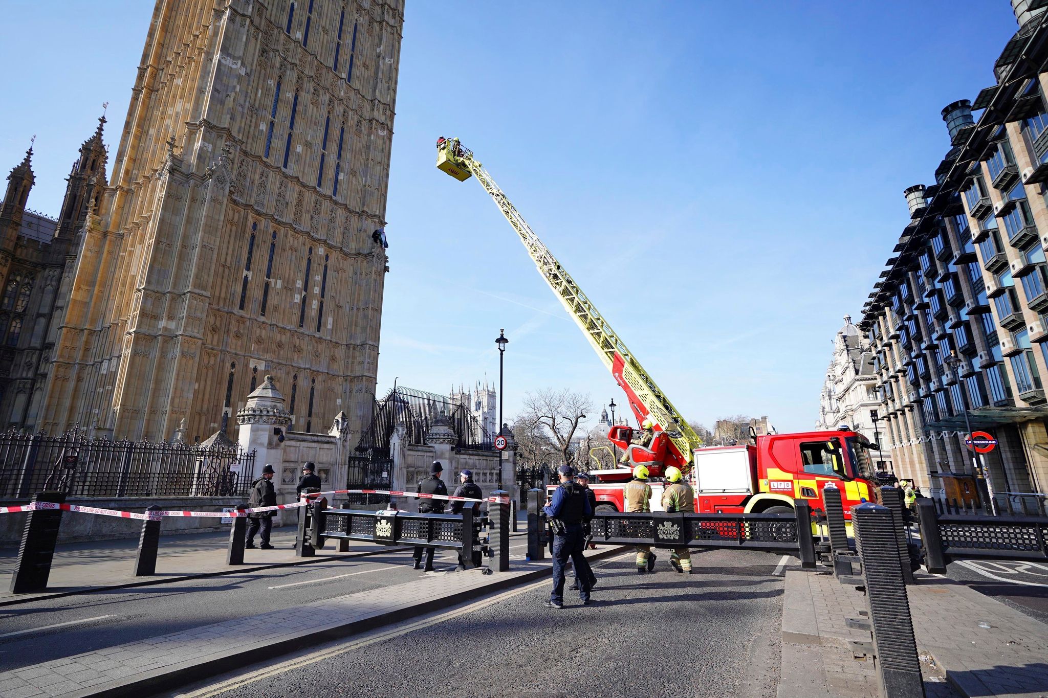 Protest am Big Ben: Mann mit Palästinaflagge auf Turm