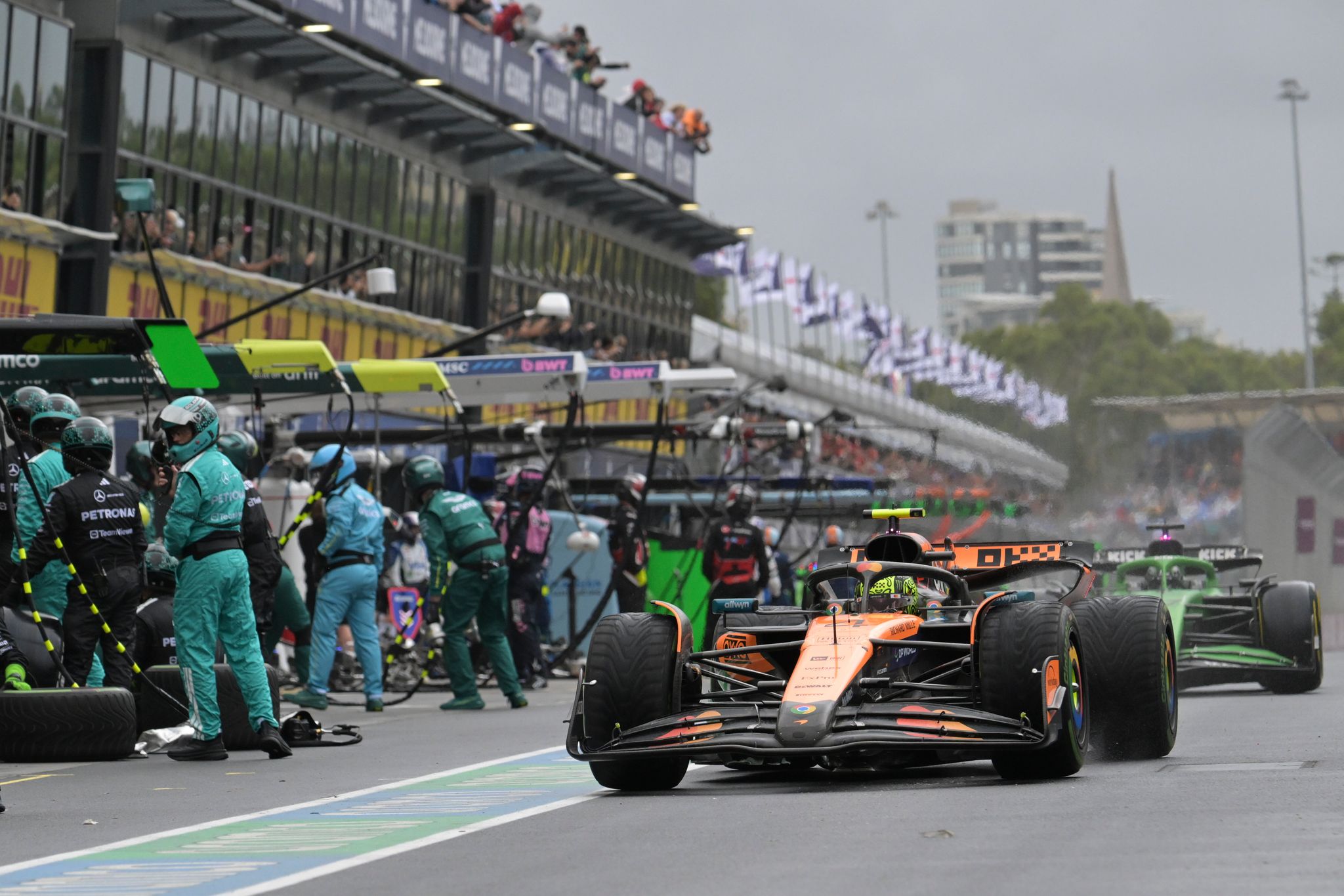 Regen- und Rutschchaos in Melbourne: Norris siegt, Verstappen Zweiter