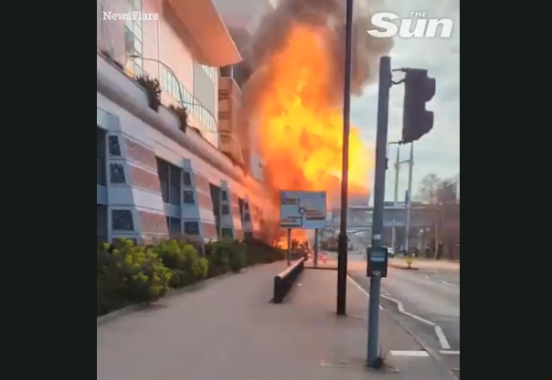 Feuerball vor Einkaufszentrum – Lieferwagen explodiert in Southampton