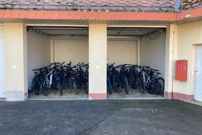 Marburg: Polizei stellt 35 Pedelecs und Zubehör sicher