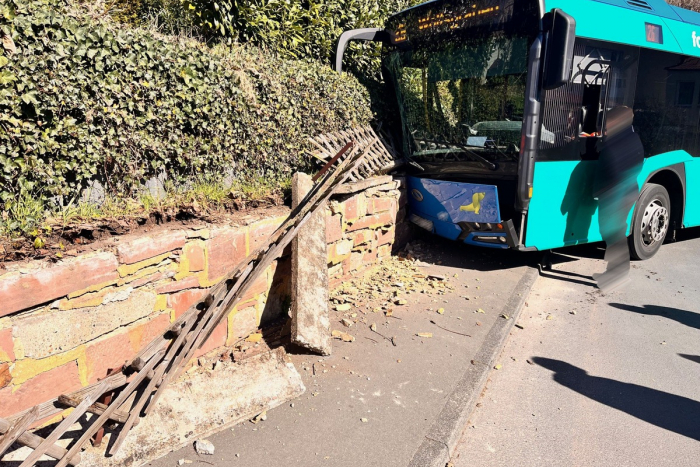 Bus gegen Mauer: Drei Verletzte in Wolfsangerstraße
