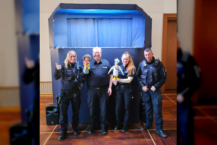 Lübeck: Polizei-Handpuppenbühne begeistert Kita-Kinder im Rathaus