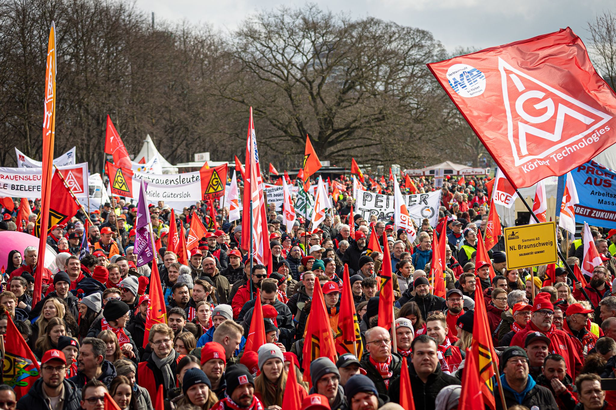 Industriebeschäftigte demonstrieren für starke Industrie und sichere Arbeitsplätze