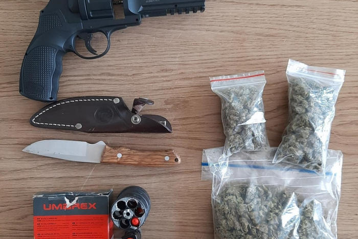 Halle: 42-Jähriger führt verschiedene Gegenstände mit sich