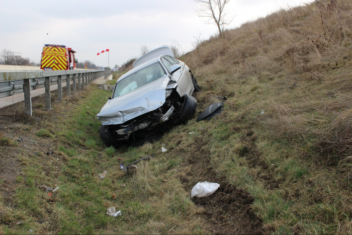 Dresden: BMW durchbricht Leitschutzplanke