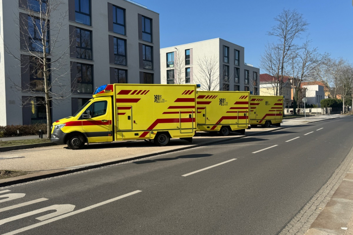 Dresden: Verkehrsunfall – Linienbus und PKW kollidieren
