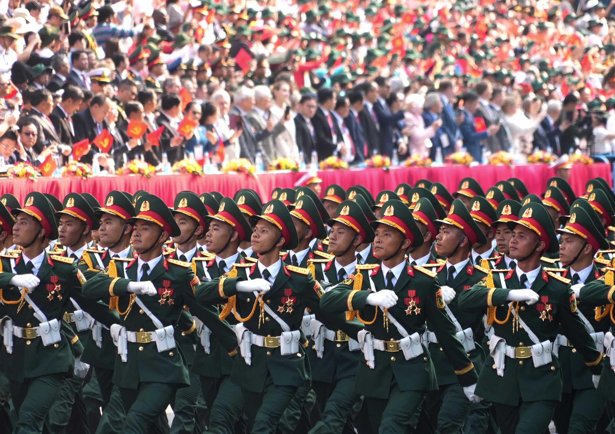 50 Jahre nach Vietnamkrieg: Militärparade und Flugschau in Ho-Chi-Minh-Stadt
