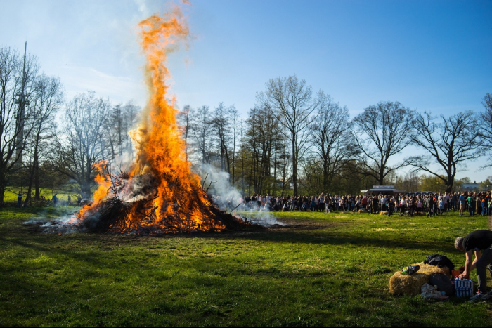 Norderstedt: Osterfeuer der Freiwilligen Feuerwehr Harksheide