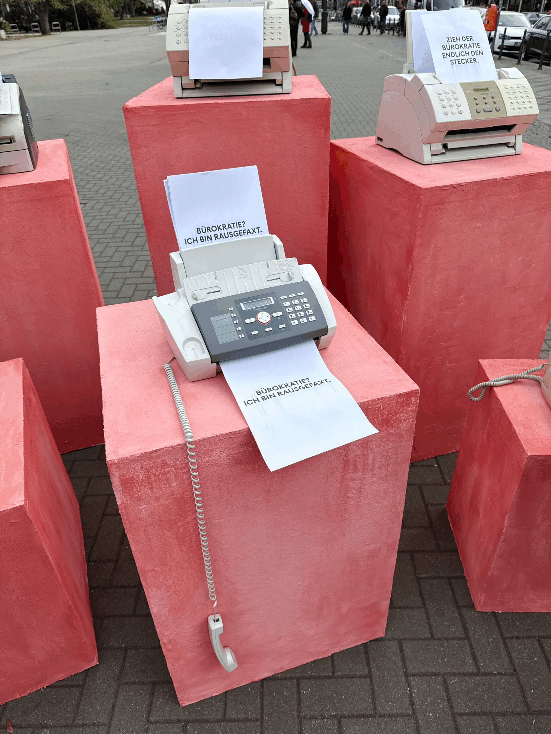 Bürokratie mit Faxgeräten bekämpfen: FINOMs „Faxvertising“-Kampagne unterstreicht Deutschlands digitale Kluft