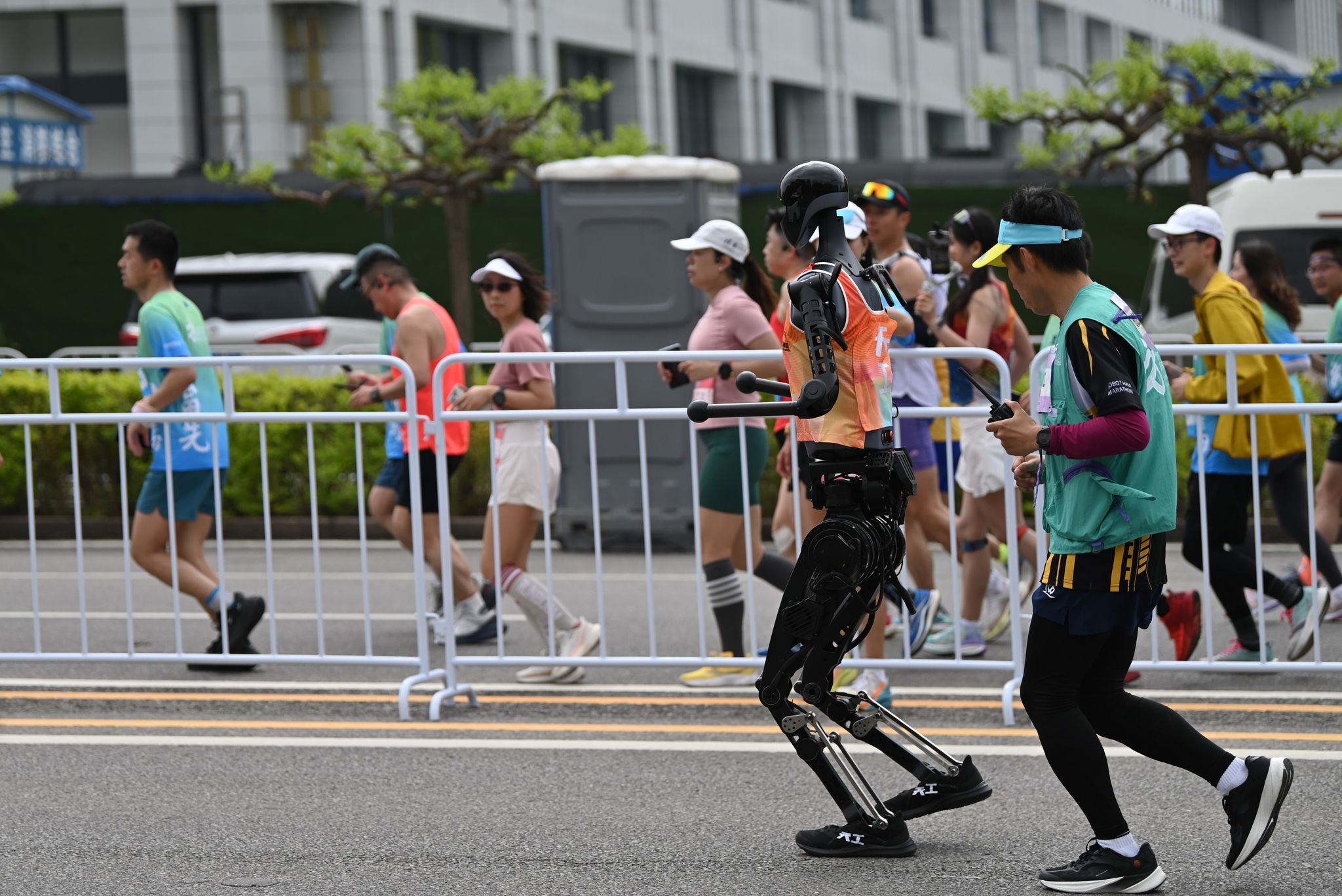 Humanoide Roboter messen sich bei Halbmarathon in Peking