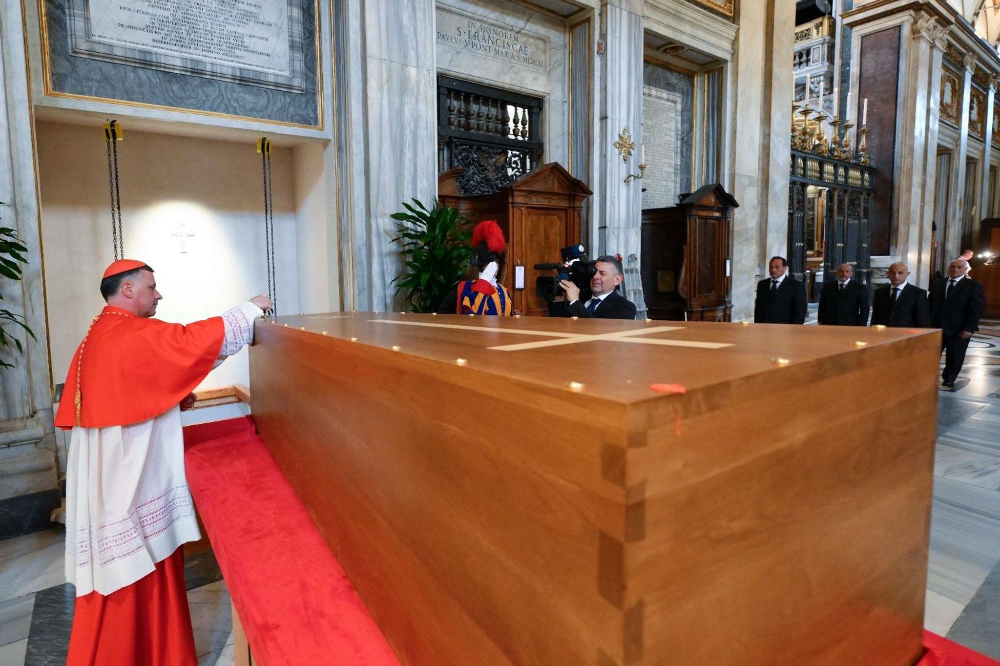 Papst-Grab für Publikum zugänglich – Konklave rückt näher