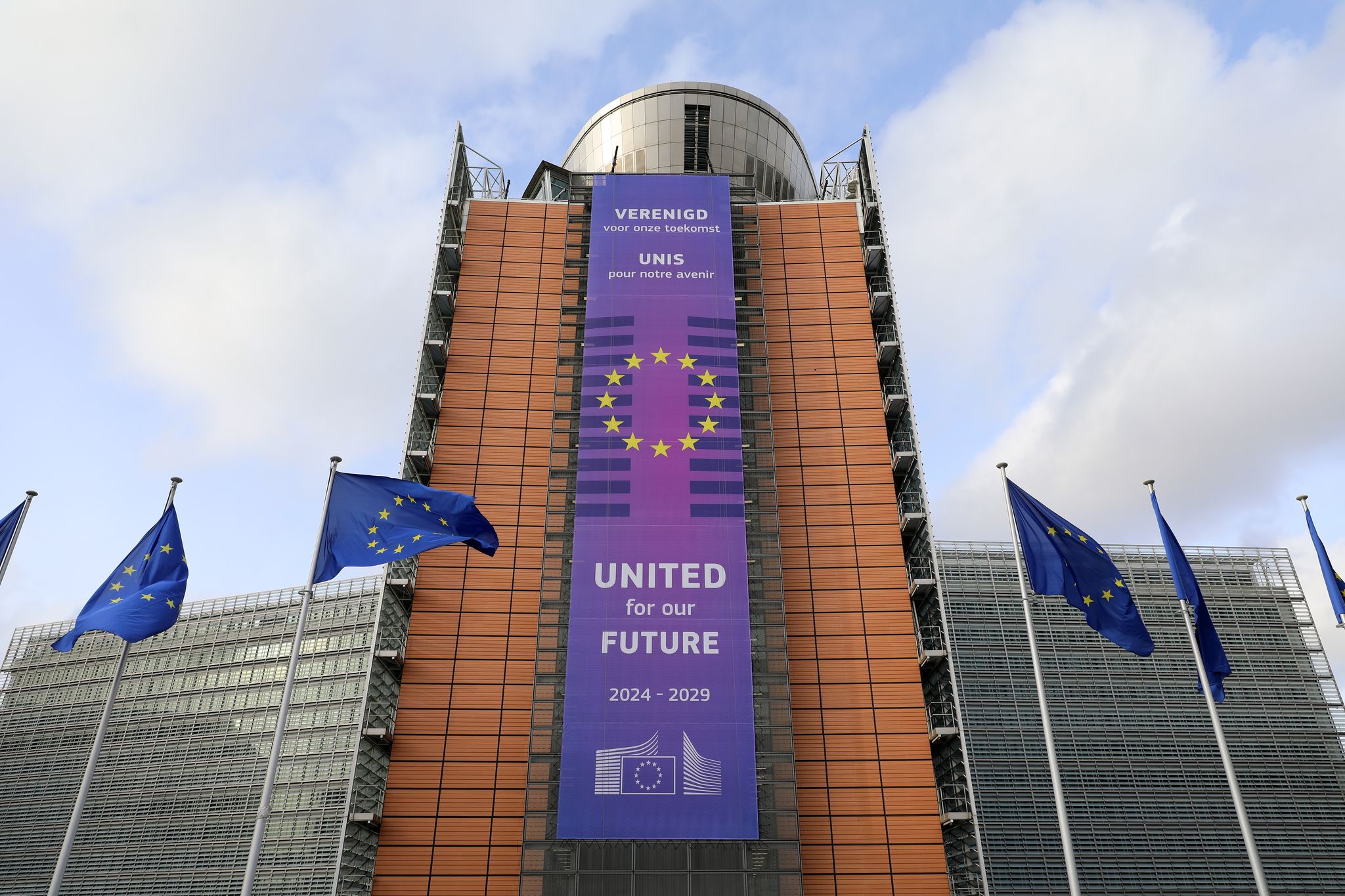 EU-Kommission verhängt Strafen gegen Apple und Meta