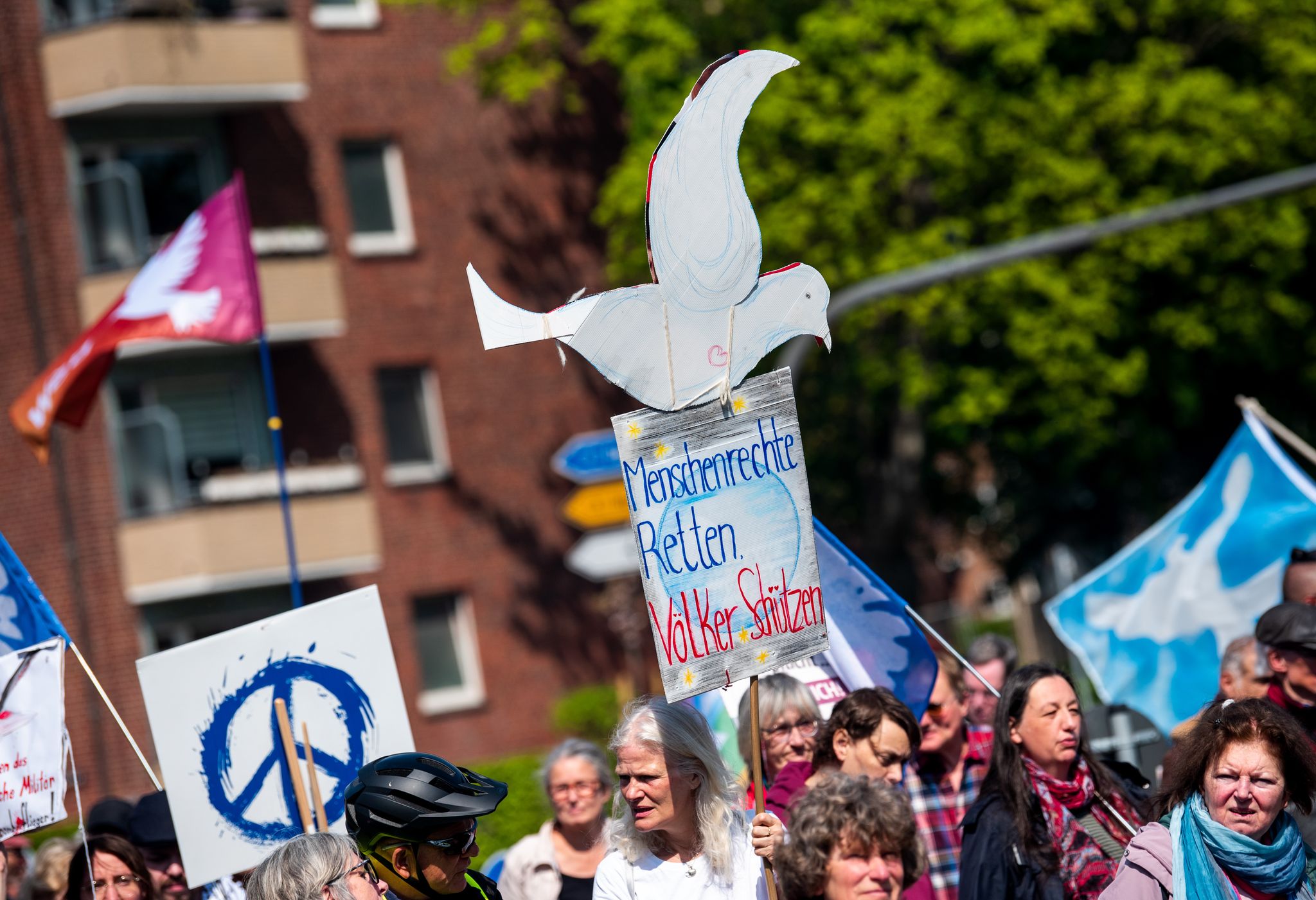 Friedenstaube-Demos: Tausende machen bei Ostermärschen mit