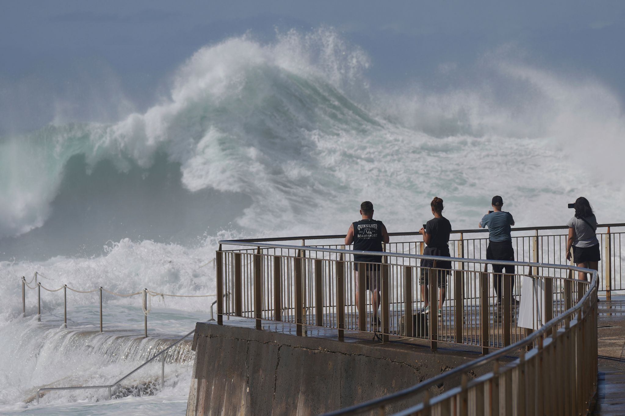 Monsterwellen in Sydney an berühmten Surfstränden