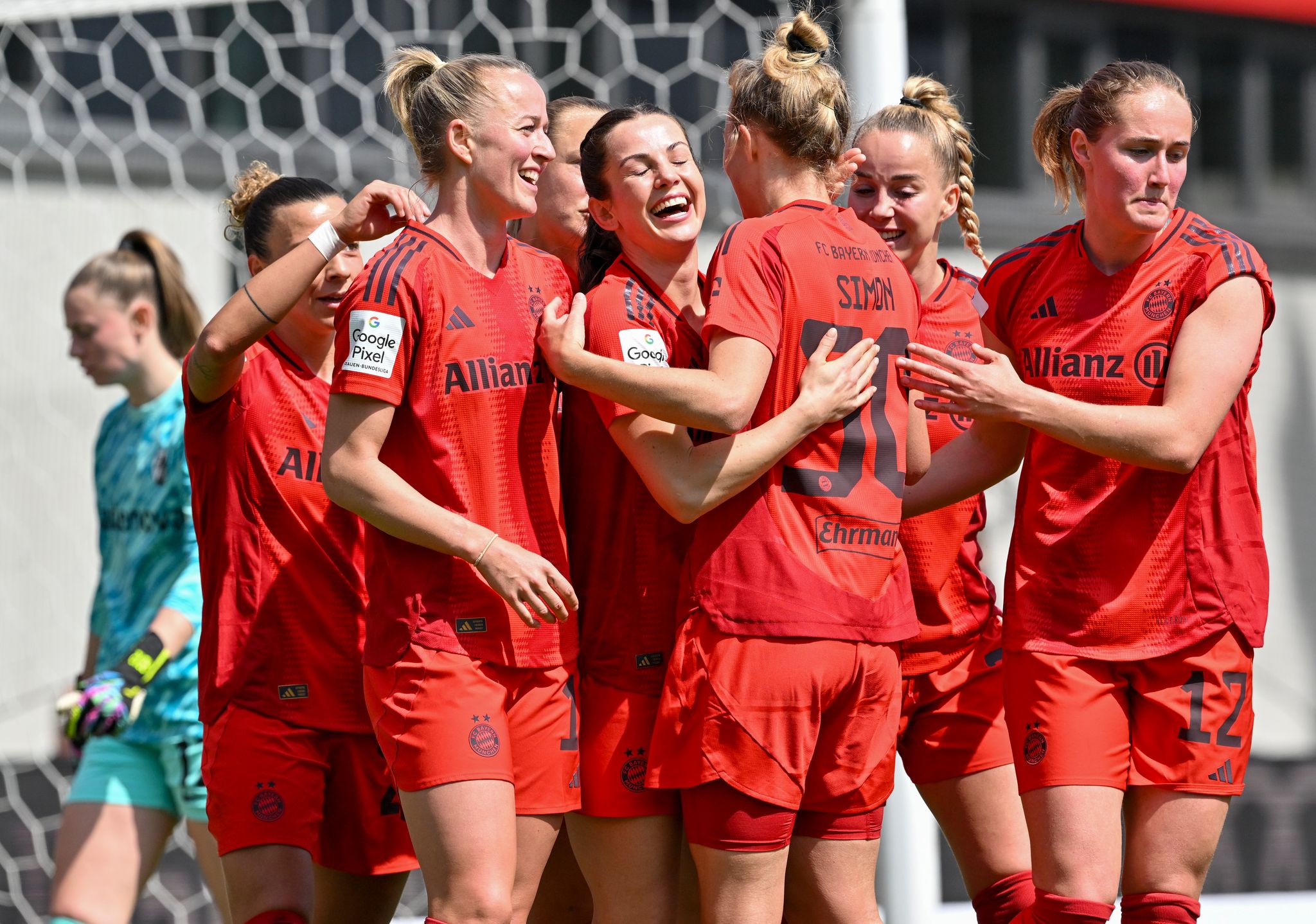 FC Bayern Frauen sichern sich vorzeitig dritte Meisterschaft in Serie
