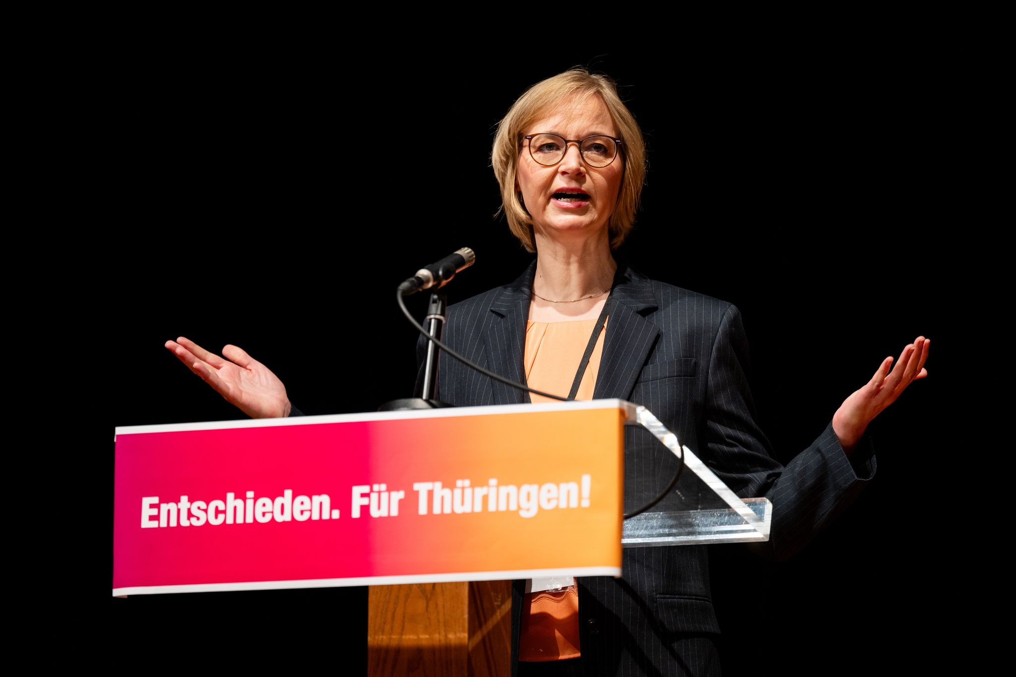 Thüringer BSW-Parteispitze entschieden, Machtkampf zwischen Wolf und Wirsing, demokratische Wahl in Gera.