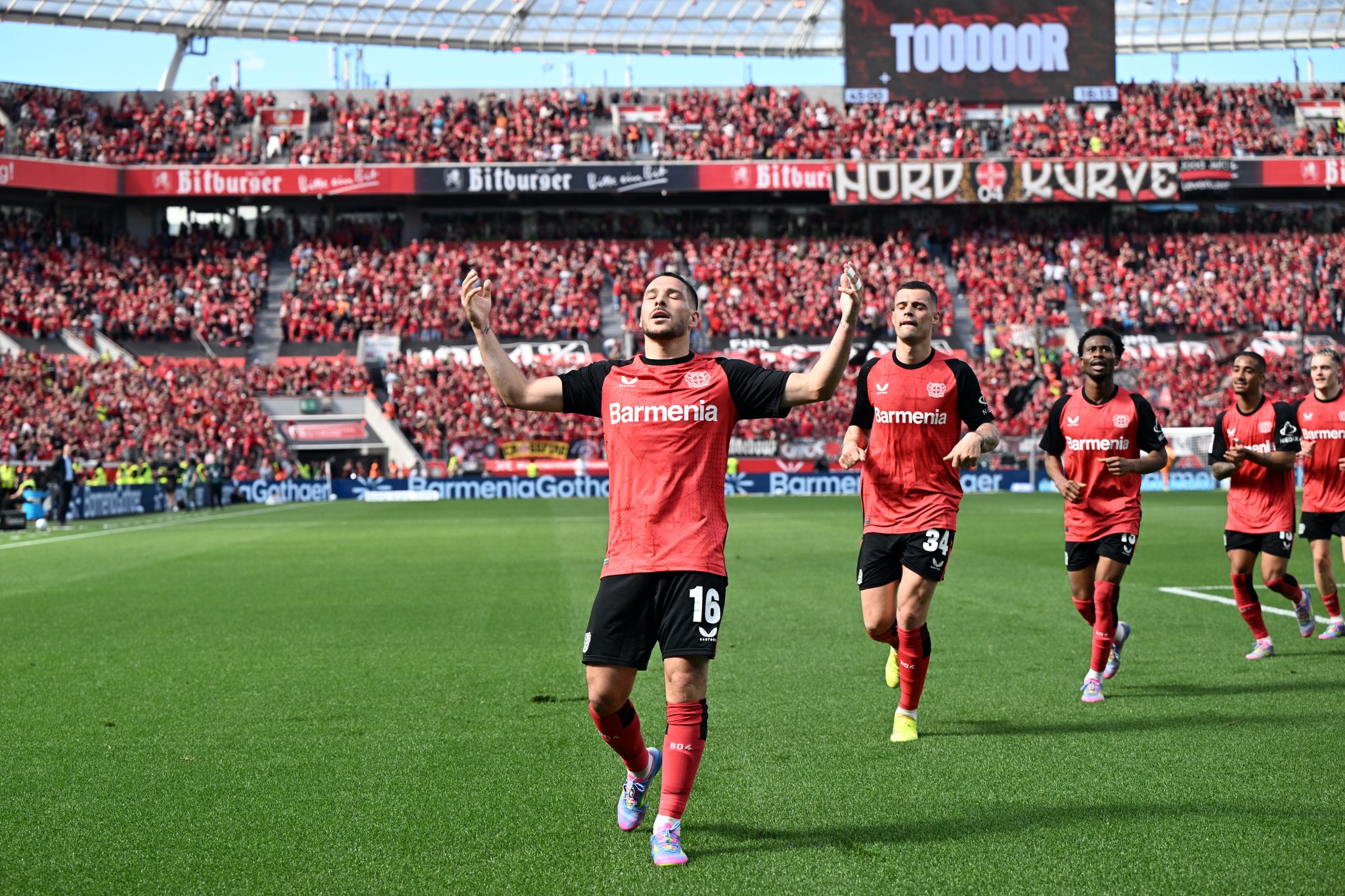 Entscheidung vertagt: Bayer Leverkusen siegt gegen Augsburg