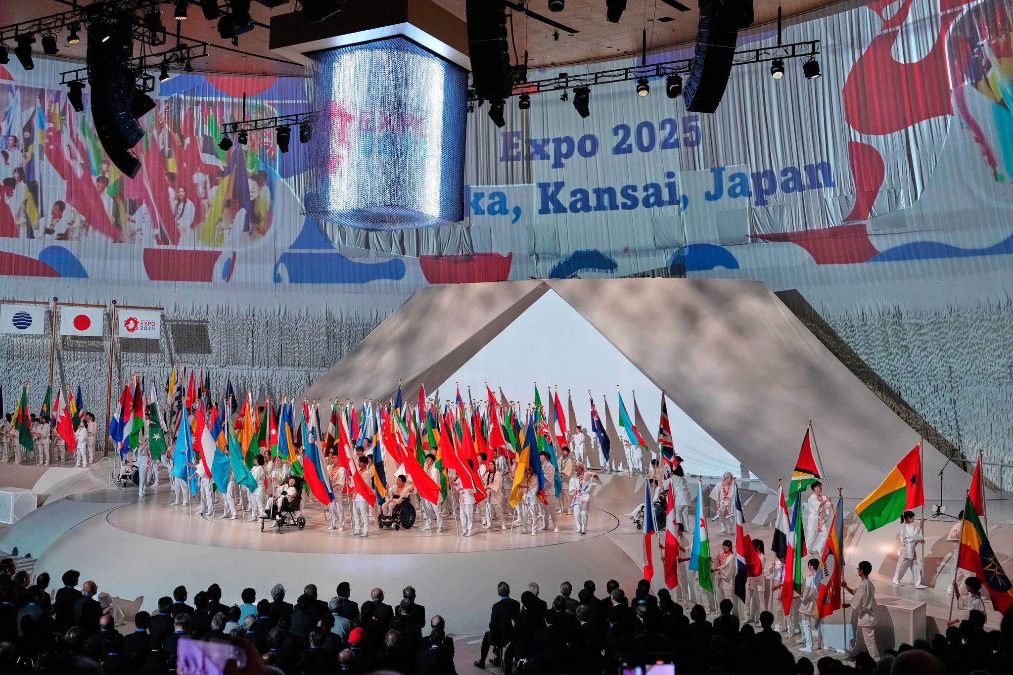 Japans Kaiser läutet die Expo ein