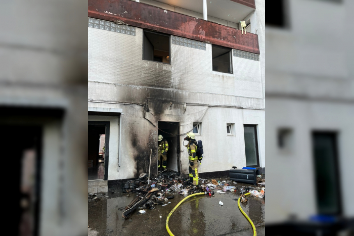 Lehe: Mülltonnenbrand droht auf Gebäude überzugreifen