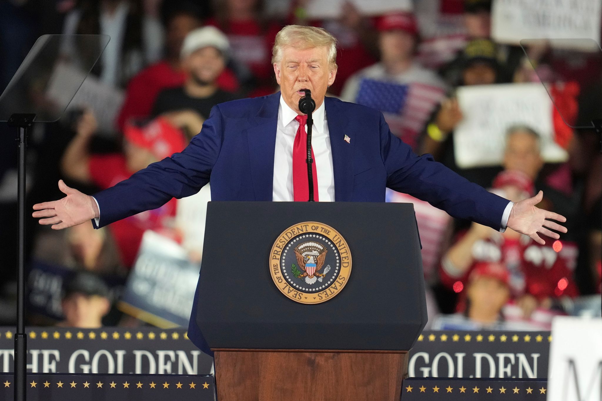 Trump feiert 100 Tage im Amt mit aggressiver Kundgebung