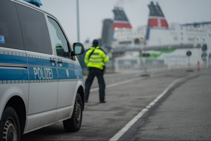 Schleuser im Überseehafen Rostock