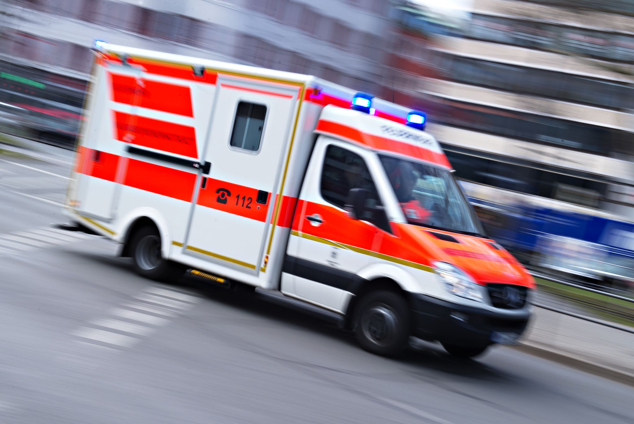 Auto fährt in Tramhaltestelle – sieben Verletzte