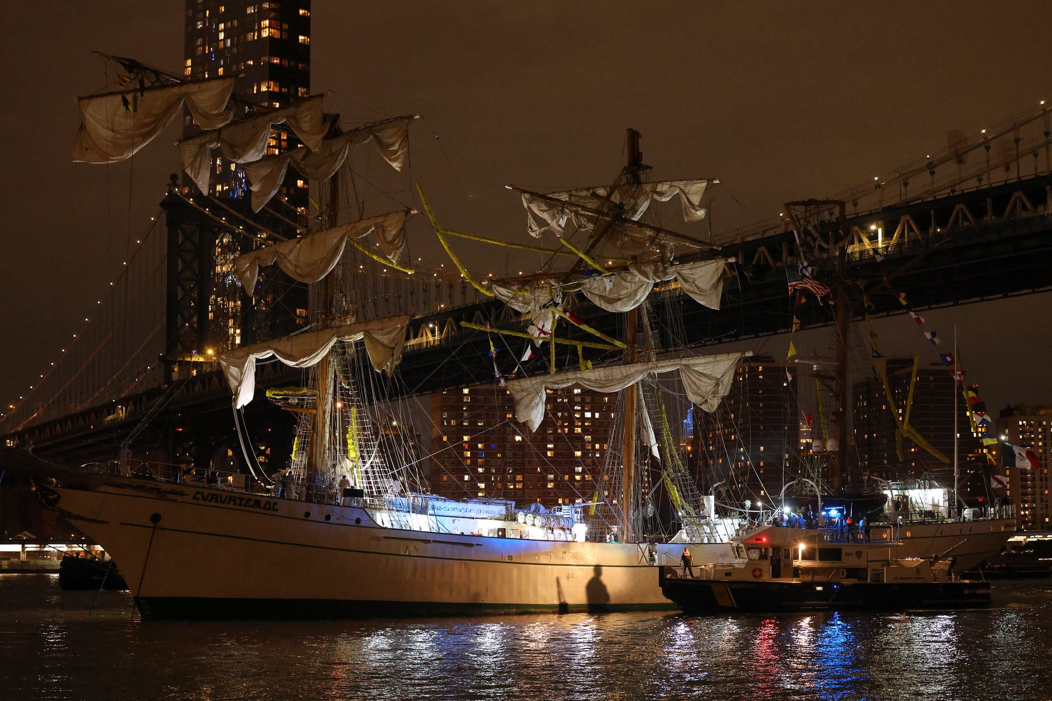 Segelschiff prallt gegen Brooklyn Bridge – Zwei Tote