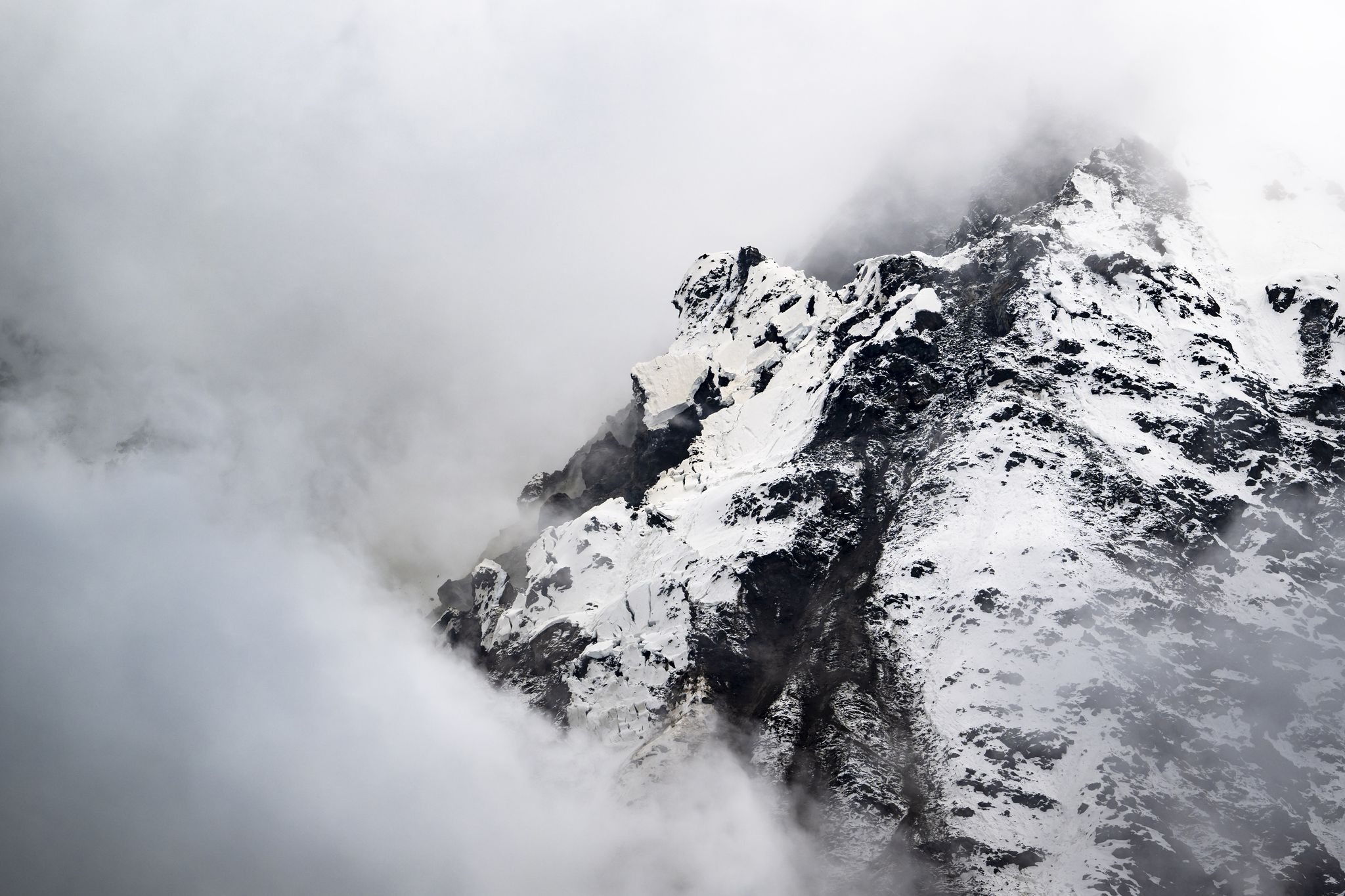 Schweizer Bergsturz bringt einen Gletscher stark unter Druck