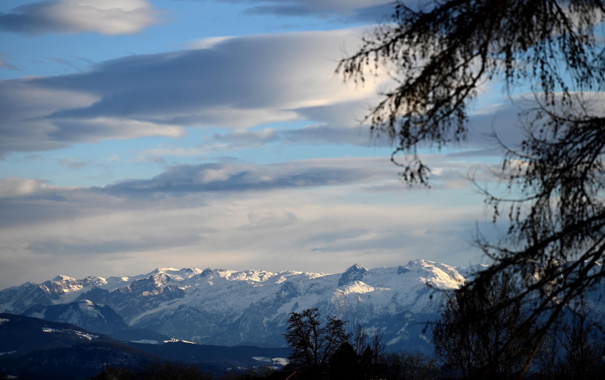 Deutsche Familie mit drei Kindern in Bergnot