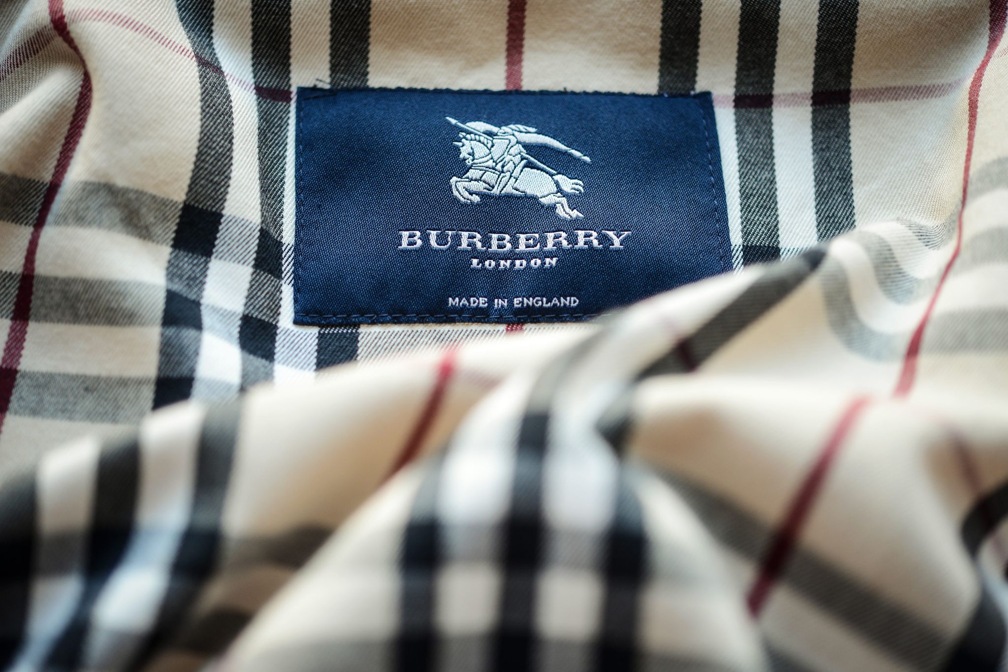 Luxusmarke Burberry könnte 1.700 Stellen streichen