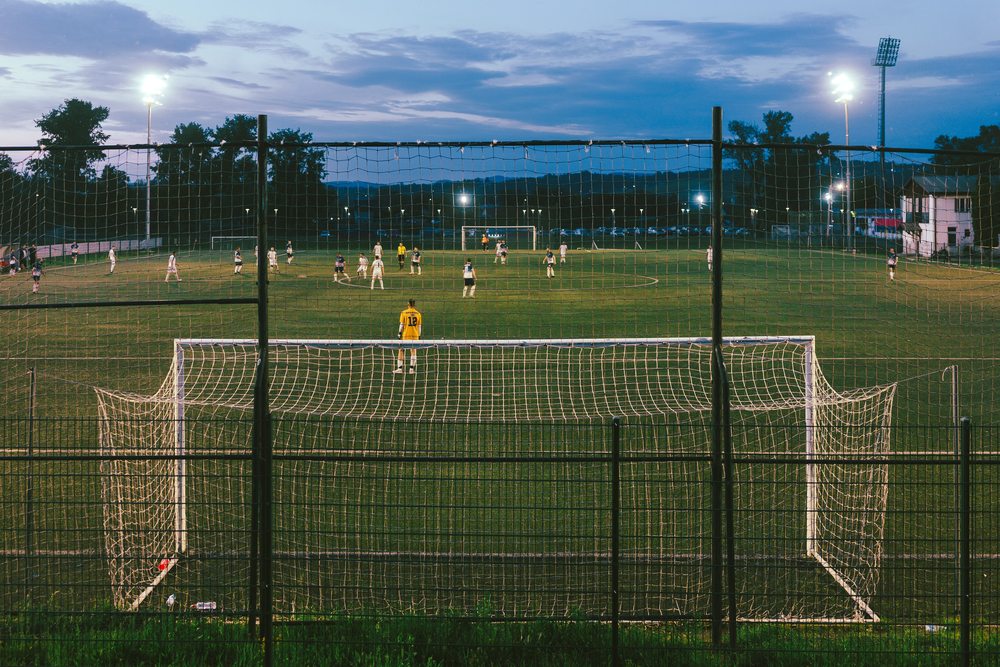 Schockmoment: Fußballspieler bricht auf Feld zusammen und stirbt