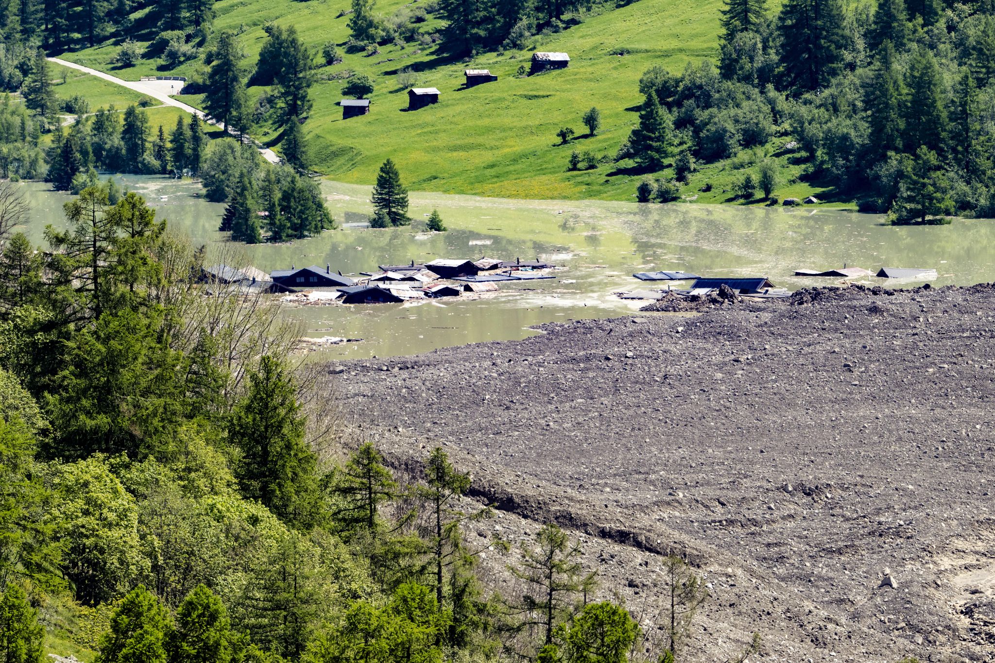 Gestautes Wasser im Lötschental fließt vorerst gefahrlos ab