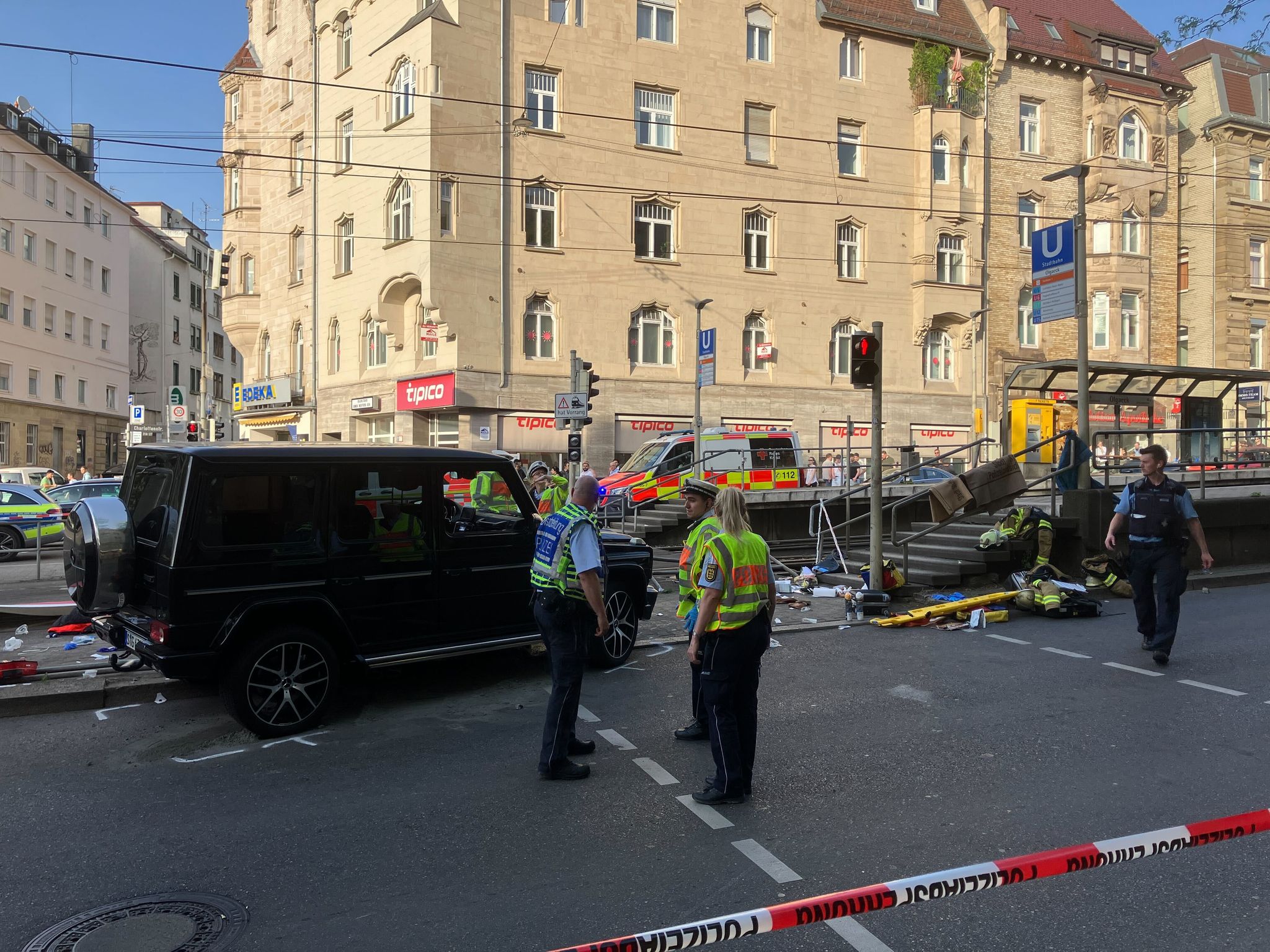 Tragisches Unglück in Stuttgart: Autofahrer fährt in Menschenmenge,46-Jährige stirbt