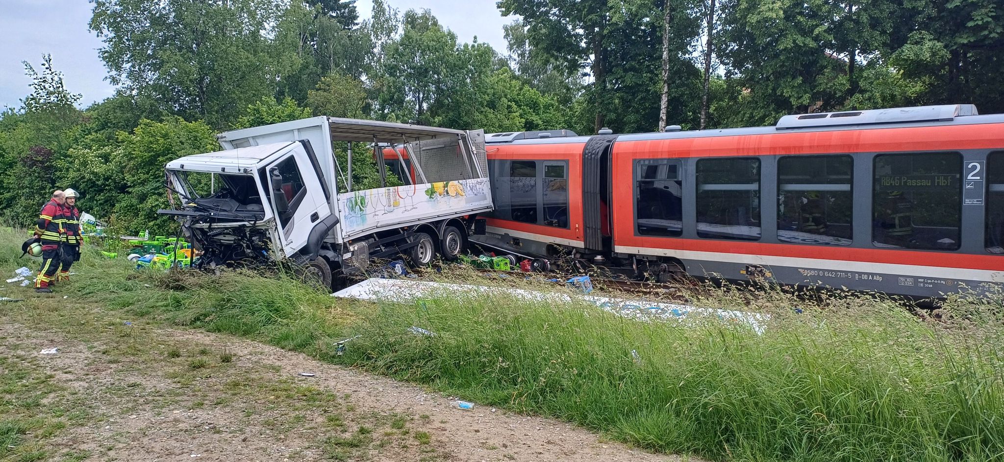 Regionalbahn und Lkw stoßen zusammen – zehn Verletzte