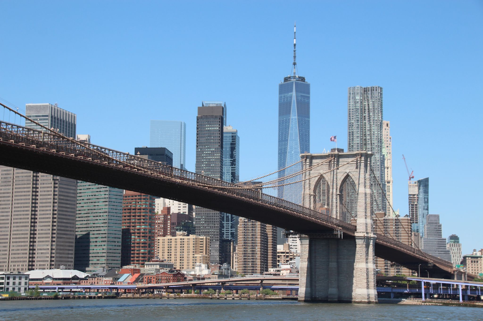 Schiff kollidiert mit Brooklyn Bridge – 22 Verletzte